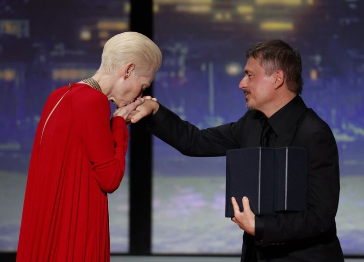 Cristian Mungiu, leikstjóri Fjord, tók við verðlaununum frá leikkonunni Tildu Swinton á lokakvöldi Cannes í gær.