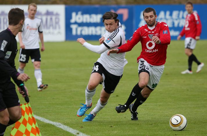 Albert Brynjar Ingason í baráttu við Eyjamanninn Matt Garner.