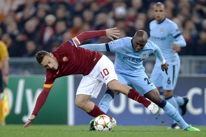 Francesco Totti og Mangala í baráttunni í Róm í kvöld.