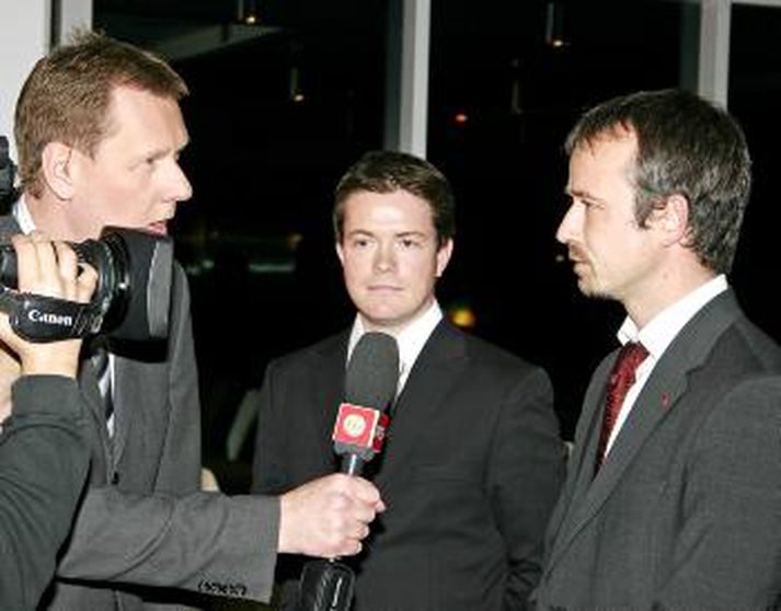Kristján Már Unnarsson, fréttamaður, ræðir við Róbert Marshall en við hlið hans er Björgvin G. Sigurðsson.
