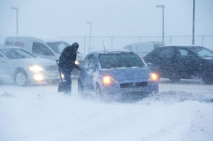 Fjöldi ökumanna lenti í klandri sökum ófærðar.