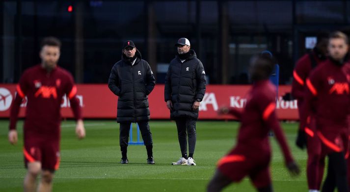 Jürgen Klopp og Peter Krawietz á æfingu Liverpool fyrr í vetur. Krawietz stýrir æfingum í dag og á morgun en mögulega nær Klopp bikarleiknum á sunnudag.