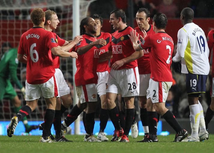 Leikmenn United fagna Gibson í kvöld.