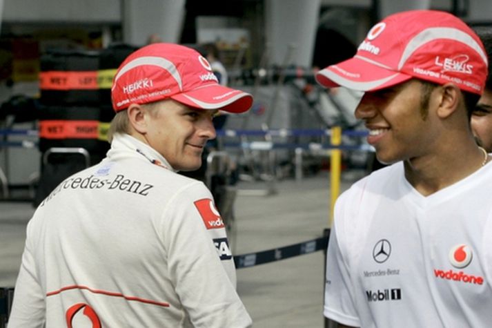McLaren ökumönnum var refsað fyrir að tefja aðra ökumenn í tímatökunni í Malasíu í dag.