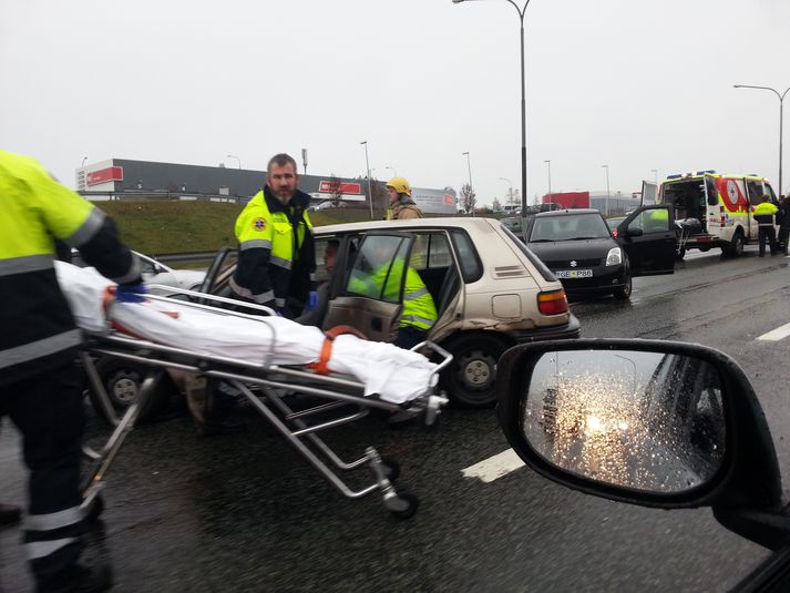 Verið er að ná bílstjóra úr bílnum.