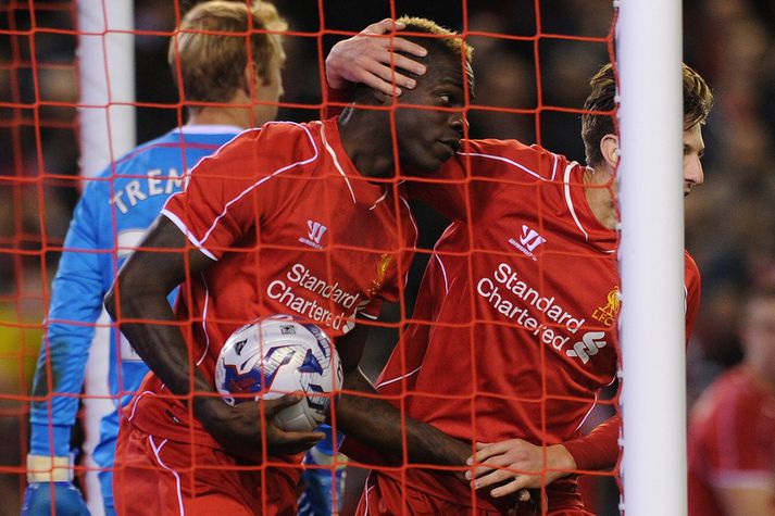 Mario Balotelli fagnar marki sínu.