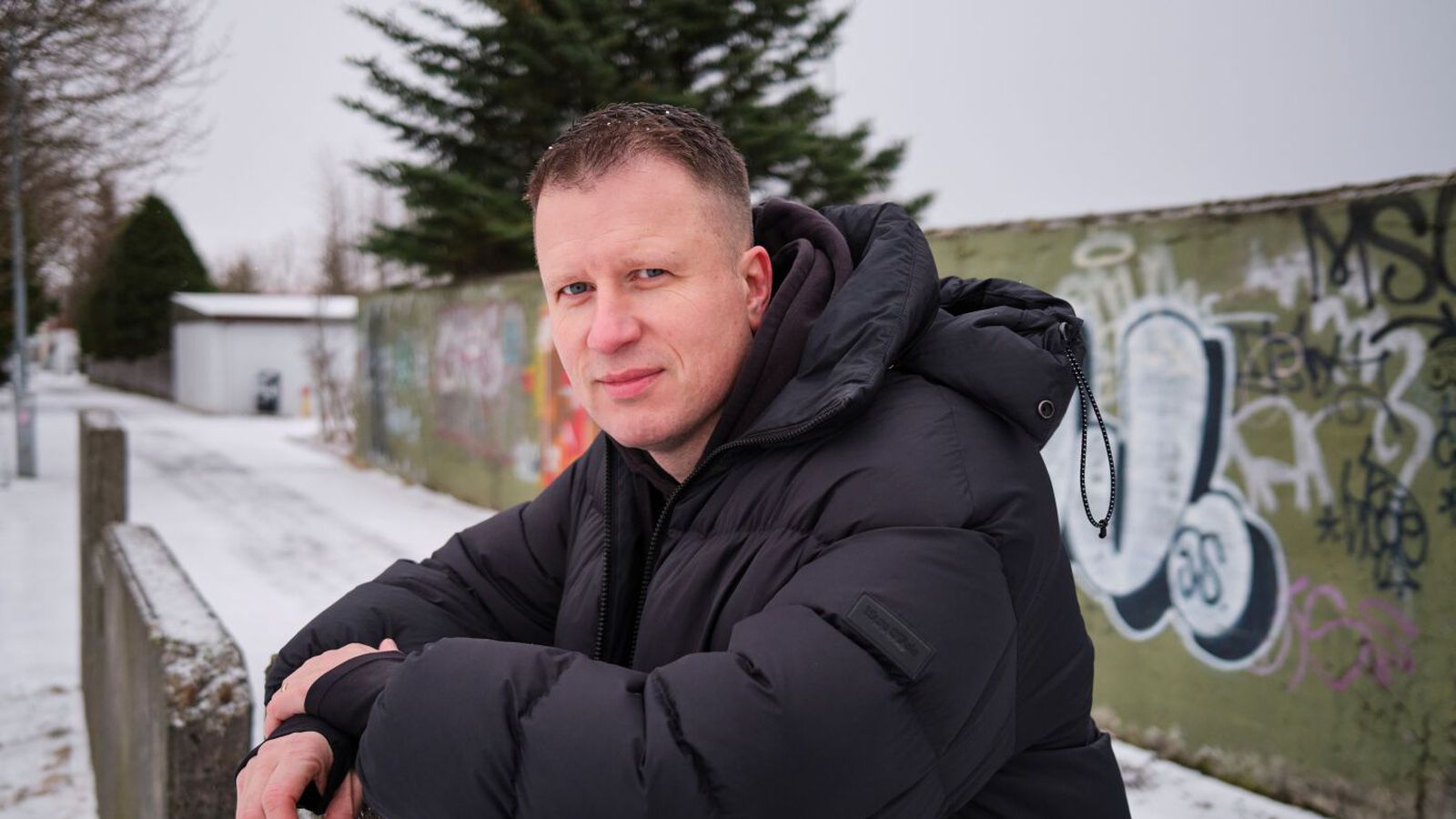 Dregur Aþenu úr keppni og sakar borgina um vald­níðslu