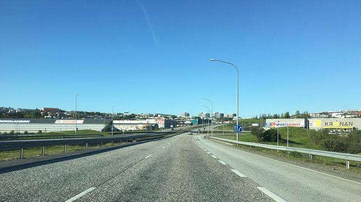 Fjölmörg fyrirtæki munu loka fyrr í dag vegna landsleiks Íslands og Austurríkis á EM í dag.