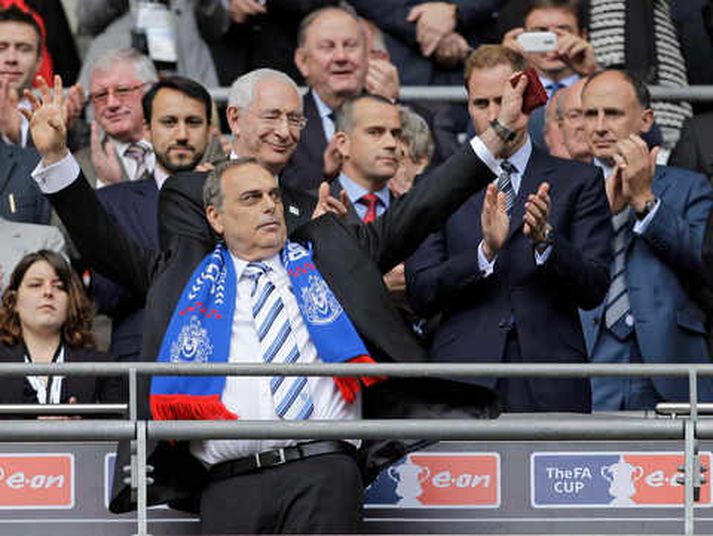 Avram Grant, stjóri Portsmouth, tekur við silfurverðlaununum og þakkar stuðningsmönnum Portsmouth fyrir.