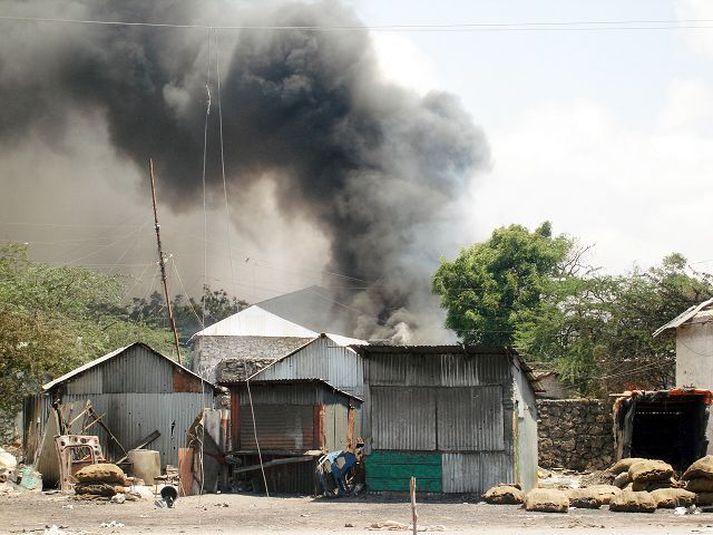 Reykur yfir Mogadisjú. Þyrla var skotin niður í gær.