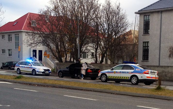 Lögreglan handtók þrjá einstaklinga í Lönguhlíð nú rétt fyrir hádegið.