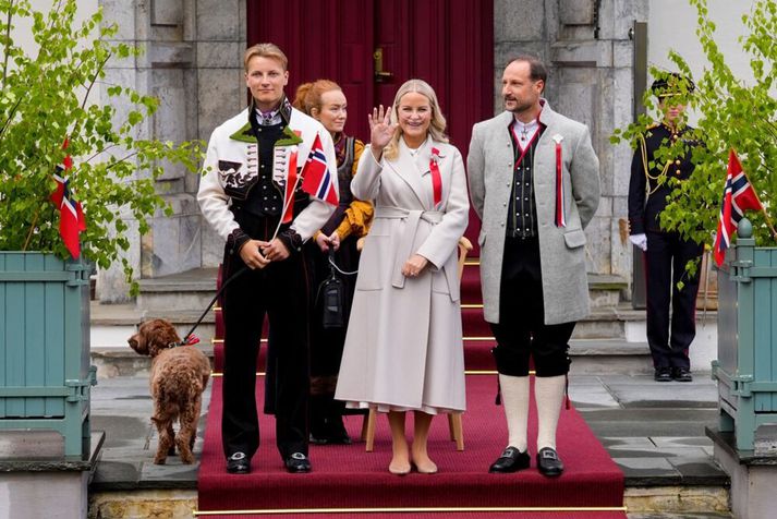 Mette-Marit var með súrefnisgleraugu þegar hún kom fram þann 17. maí.