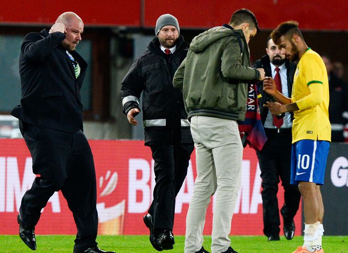 Ekkert mál. Hinn vinalegi Neymar áritaði treyjuna eins og ekkert væri.