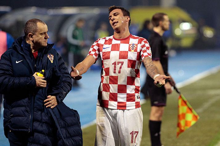 Mario Mandžukić var ósáttur við rauða spjaldið. 