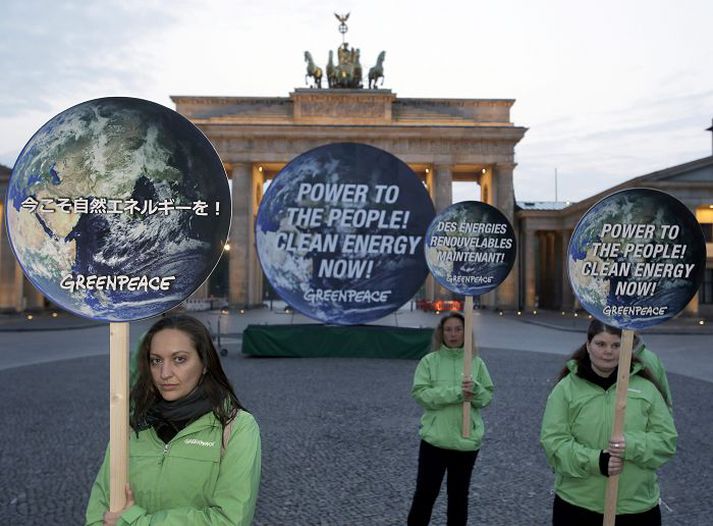 Félagar í Greenpeace-samtökunum notuðu að venju tækifærið á meðan loftslagsnefndin fundaði og vöktu athygli á málstað sínum.