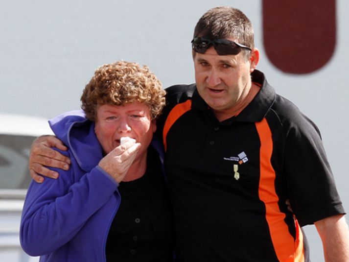 Við tíðindin af seinni sprengingunni féllu sumir aðstandenda námumannanna saman. Mynd/AP