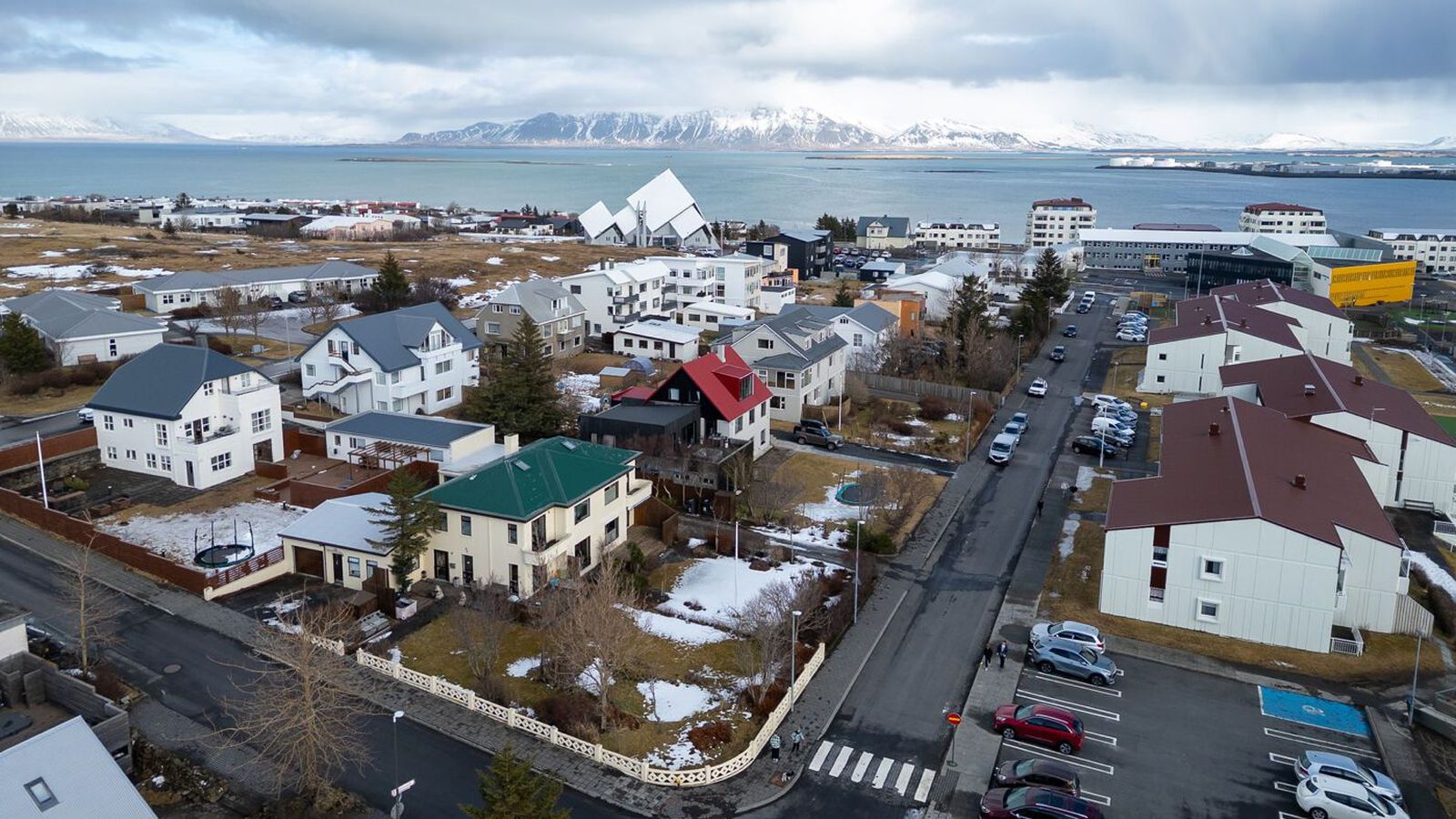 Tók stúlku kverka­taki og nauðgaði