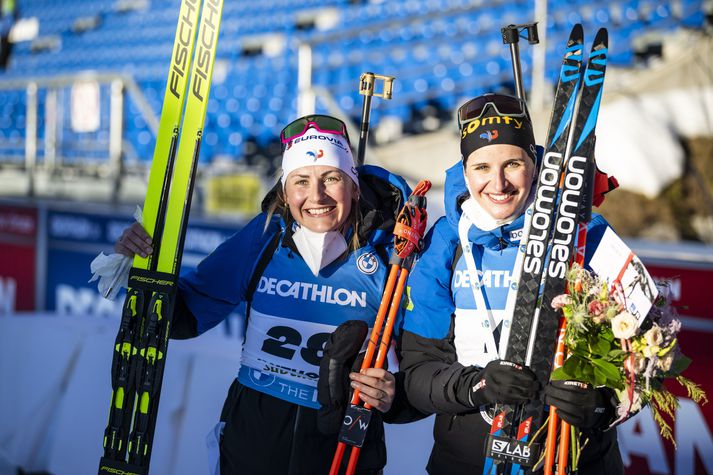  Justine Braisaz-Bouchet og Julia Simon á meðan allt lék í lyndi. Simon er nú sökum fjársvik með kreditkort Braisaz-Bouchet.