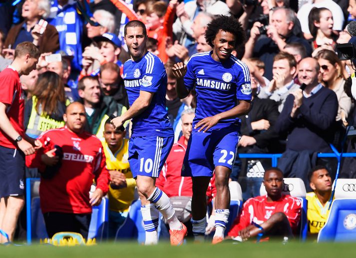 Eden Hazard og Willian fagna saman marki með Chelsea.