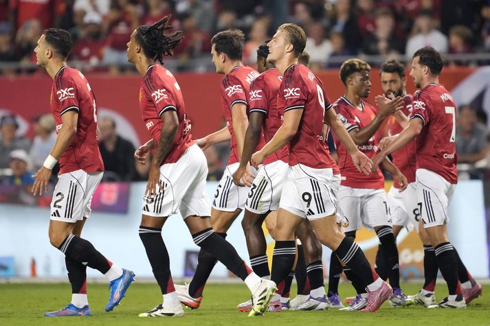 Rasmus Hojlund fagnar marki sínu fyrir Manchester United í nótt.
