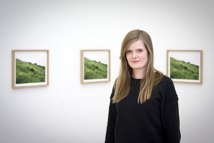 Brynja með brot úr seríunni Endurtekin tilraun til að nálgast rabarbara á bak við sig.