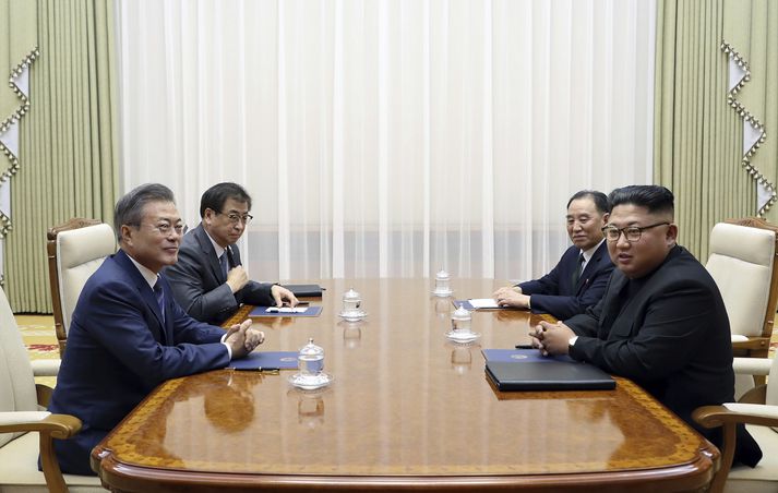 Monn Jae-in og Kim Jong-un.
