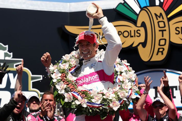 Helio Castroneves frá Brasilíu ók bíl #06 AutoNation/SiriusXM Meyer Shank Racing Honda, fagnar eftir að hafa unnið Indy 500 í gær.