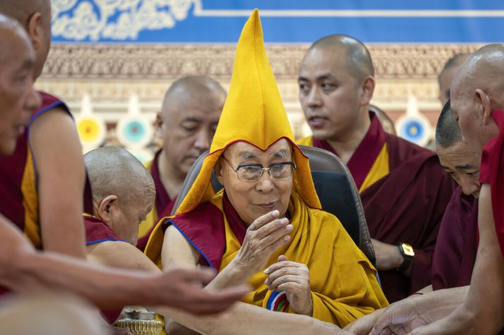 Dalai Lama er gamall í hettunni. 
