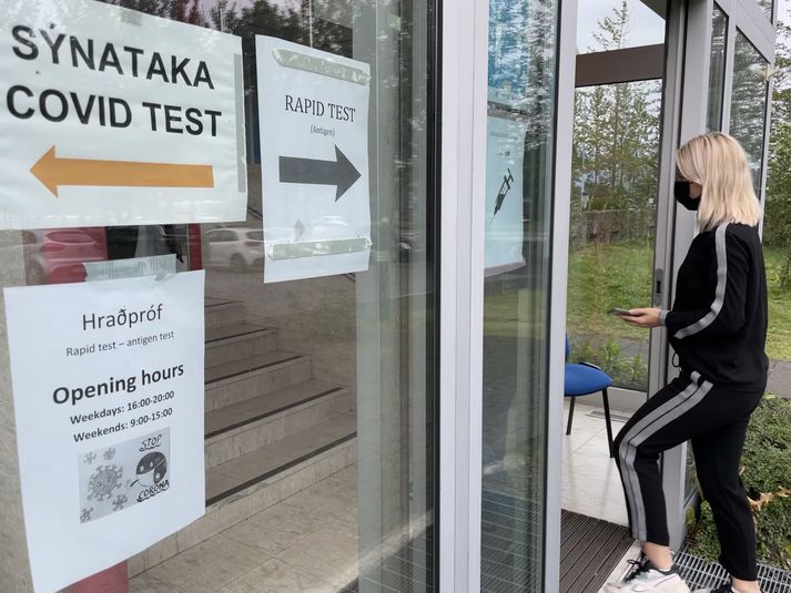 Hraðpróf á fyrsta og fjórða degi eftir samskipti við smitaðan áttu að leysa ófáan undan sóttkvíarskyldu. En hraðprófin hafa ekki staðið til boða, þrátt fyrir að nýja úrræðið hafi tekið gildi fyrir viku.