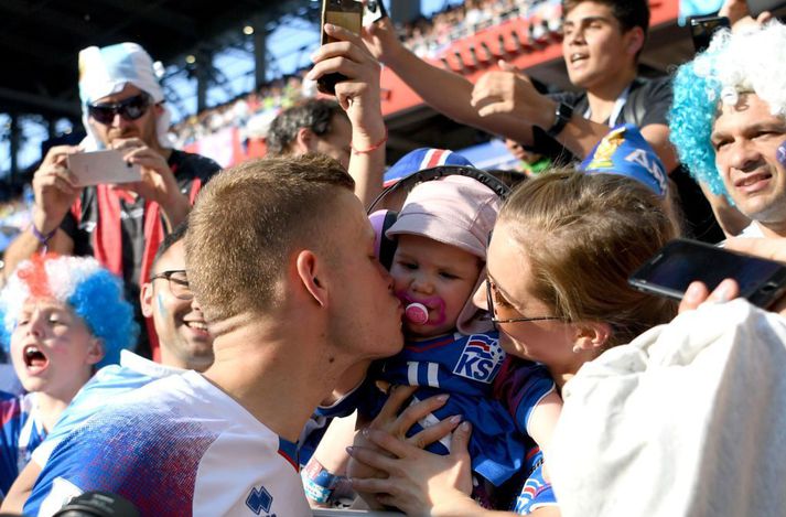 Alfreð smellir kossi á Viktoríu dóttur þeirra Fríðu Rúnar eftir frækið 1-1 jafntefli gegn Argentínu í Moskvu á HM 2018. Alfreð skoraði mark Íslands í leiknum.