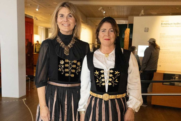 Unnur Gylfadóttir og Þórunn Birgisdóttir, sem luku námskeiði hjá Heimilisiðnaðarfélagi Íslands nú í vor, í upphlut á Þjóðbúningadeginum um helgina.