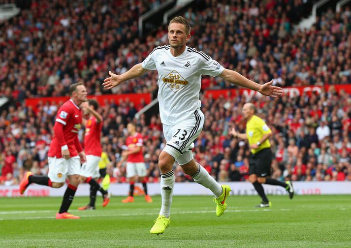 Gylfi fagnar sigurmarki sínu gegn Manchester United.