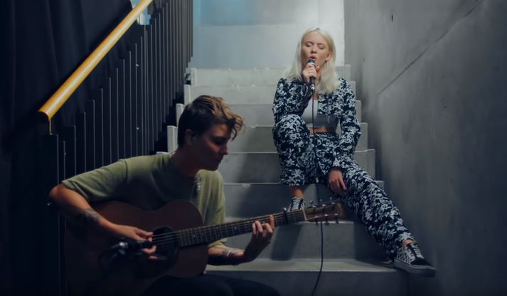 Zara Larsson þótti standa sig vel á tvennum tónleikum Ed Sheeran.