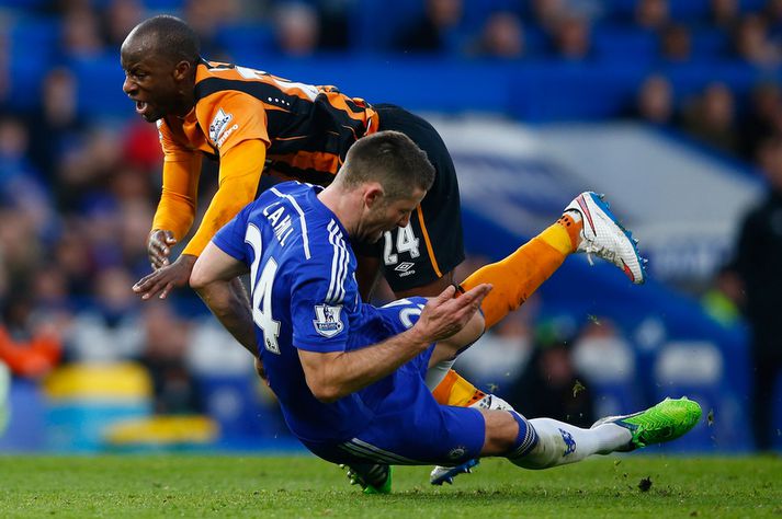 Gary Cahill fékk gult spjald fyrir þessa tæklingu.