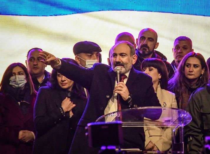 Nikol Pashinyan ávarpaði stuðningsmenn sína á Lýðveldistorginu í Jerevan í byrjun mánaðar. Hann hefur gegnt embætti forsætisráðherra Armeníu frá maímánuði 2018.