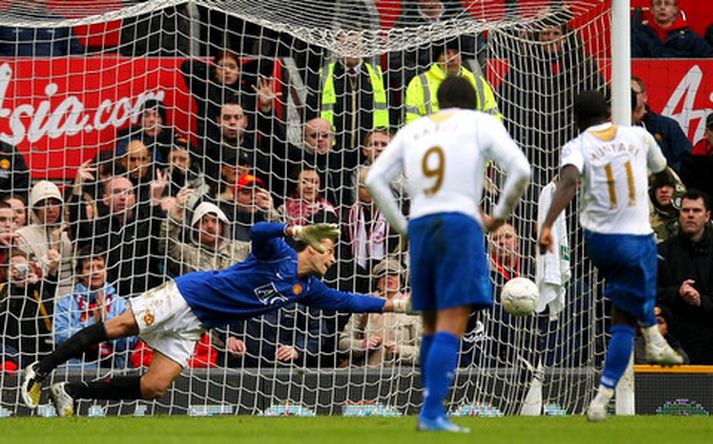 Rio Ferdinand reynir að verja frá Sulley Muntari.