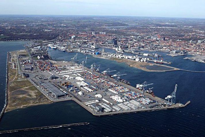 Í Árósum. Næststærsta höfn Skandinavíu þar sem 600.000 gámar fara um.