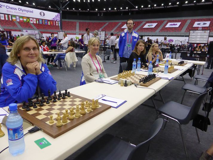 Lenka, Guðlaug, Hallgerður og Veronika fyrir umferðina gegn Moldóvu. Fyrir aftan stendur þjálfarinn Björn Ívar.