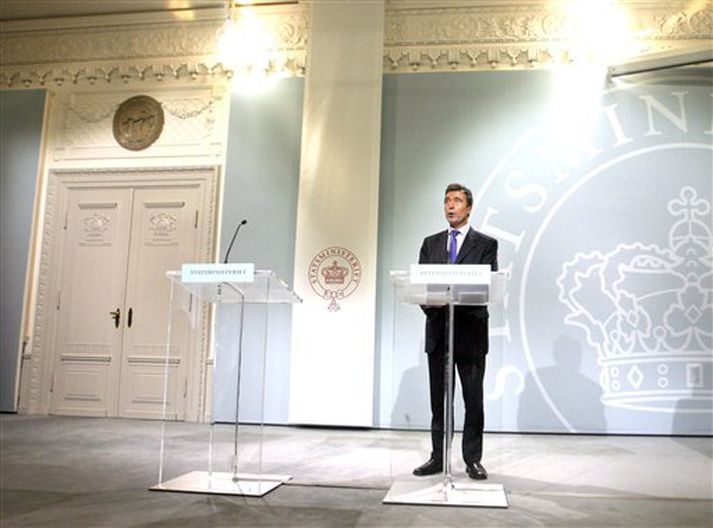 Anders Fogh Rasmussen, forsætisráðherra Danmerkur, var heldur einmana á blaðamannafundinum eftir að Erdogan hafði strunsað út.
