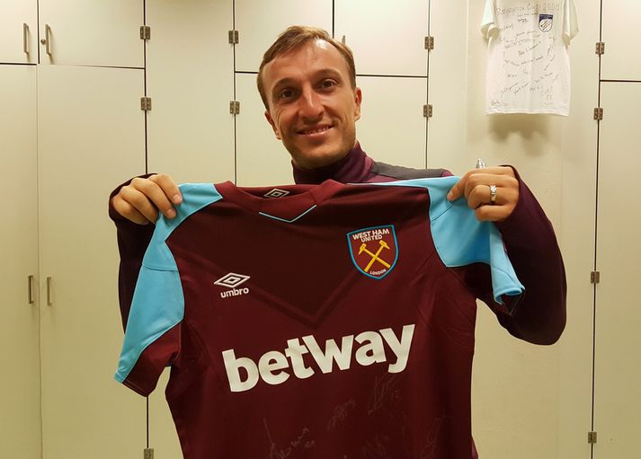Mark Noble, fyrirliði West Ham, með treyjuna.