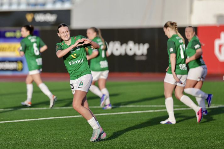 Edith fagnar fyrsta markinu.