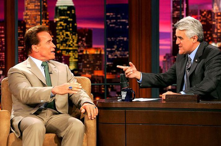 Schwarzenegger í heimsókn. Jay Leno hefur haft yfirhöndina gagnvart höfuðandstæðingi sínum David Letterman undanfarinn áratug.
