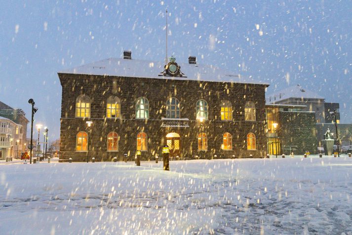 Snjókorn falla á Austurvelli í dag og vafalítið munu ýmiss orð falla í þinghúsinu.