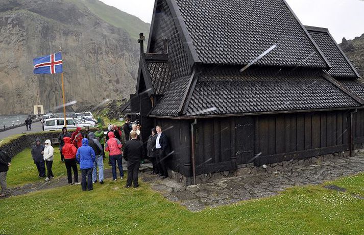 Minningarathöfn var haldin í stafkirkjunni í Vestmannaeyjum. Margir stóðu úti á meðan athöfnin fór fram. mynd/Óskar Friðriksson
