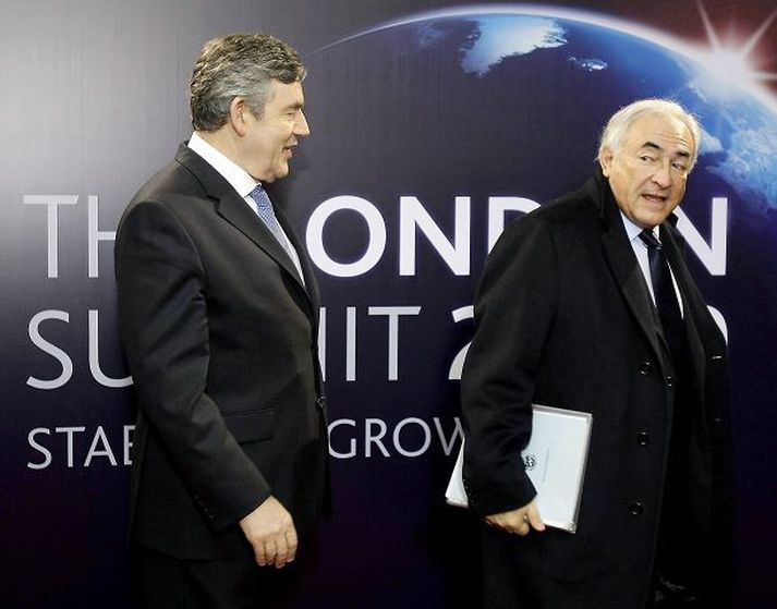 Gordon Brown og Dominique Strauss-Kahn Forsætisráðherra Breta og framkvæmdastjóri AGS við upphaf G20-fundarins fyrir mánuði síðan. Brown segist eiga í viðræðum við AGS um hversu hratt Íslendingar geti greitt niður skuldir sínar við Breta. Fulltrúi AGS á Íslandi segir engar slíkar viðræður í gangi. Fréttablaðið/ap 