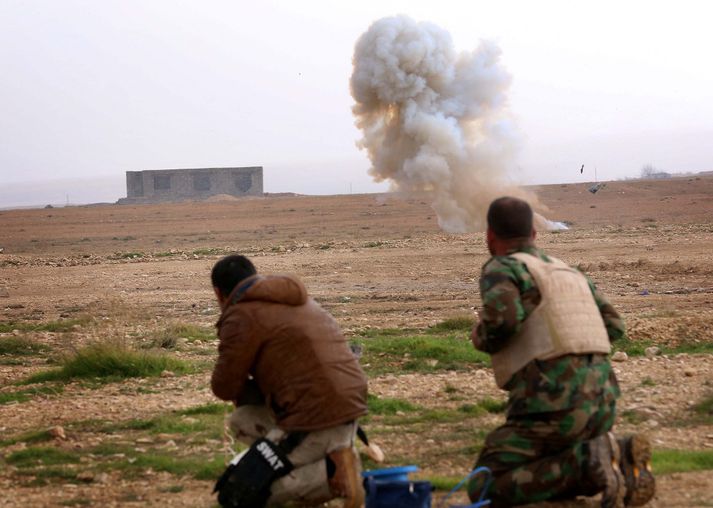 Íraski herinn, Peshmerga sveitir Kúrda og vesturveldin berjast gegn ISIS í Írak.