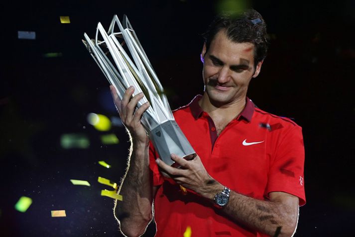 Federer með verðlaunagripinn sem hann fékk fyrir sigur á Shanghai Masters.