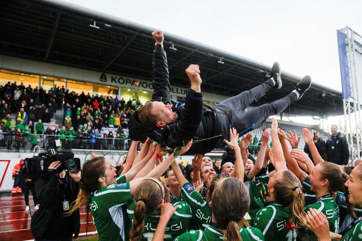 Leikmenn Breiðabliks tollera Þorstein Halldórsson eftir að liðið varð Íslandsmeistari 2018.