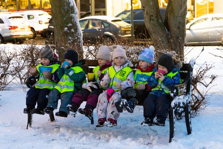 Leikskólabörn í bæjarferð í miðbæ Reykjavíkur fyrr í vetur. Nú sem oft áður eru málefni leikskólans til umræðu vegna áforma um að stytta opnunartíma á leikskólum borgarinnar.