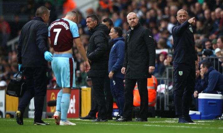  Sean Dyche fylgist með því þegar Jóhann Berg Guðmundsson kemur meiddur af velli.